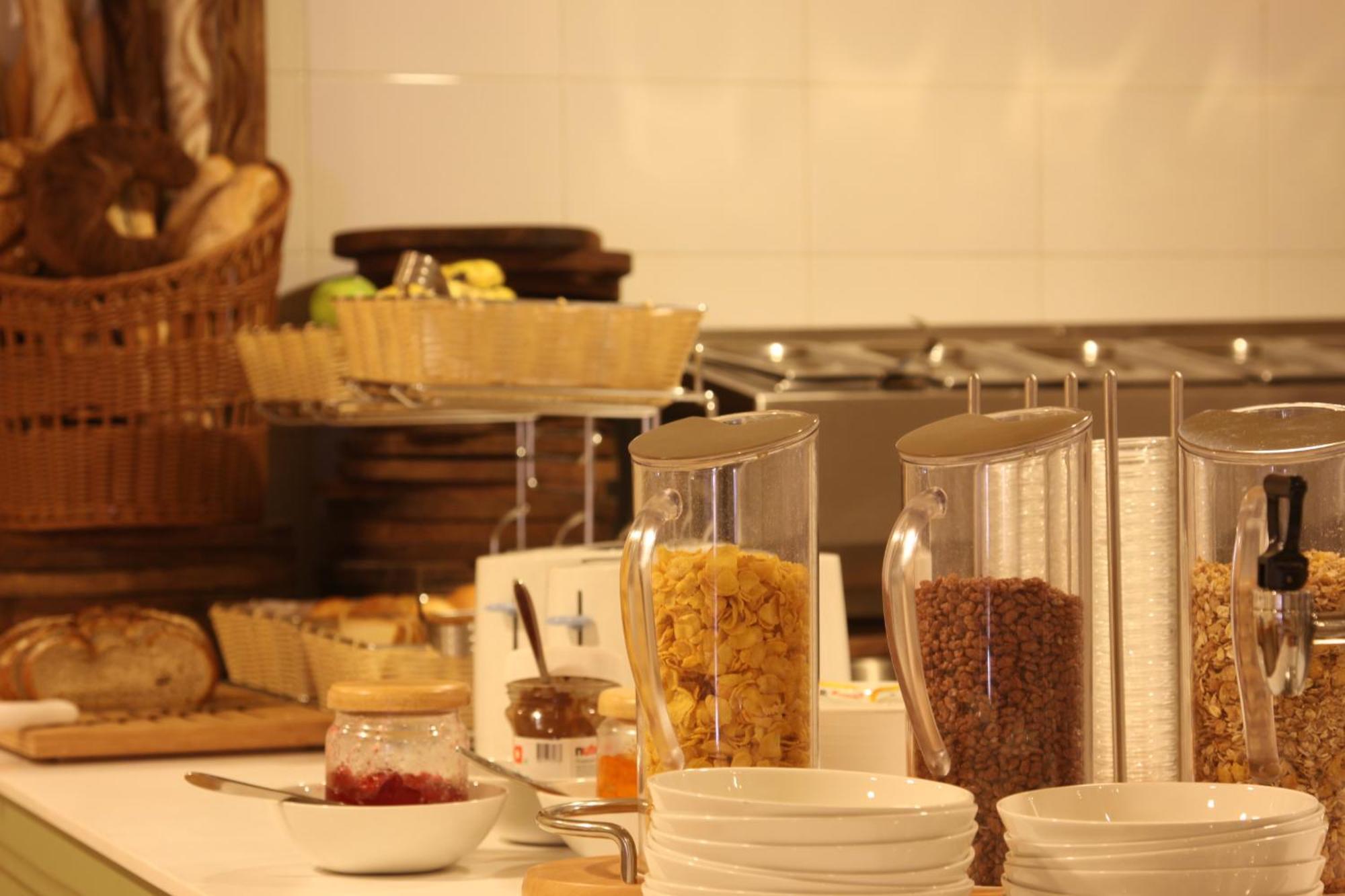 Bloom Hotel - Karol Bagh デリー エクステリア 写真